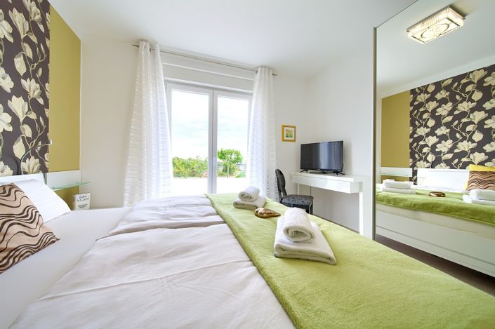 Image No.24-8 Bed Property for sale