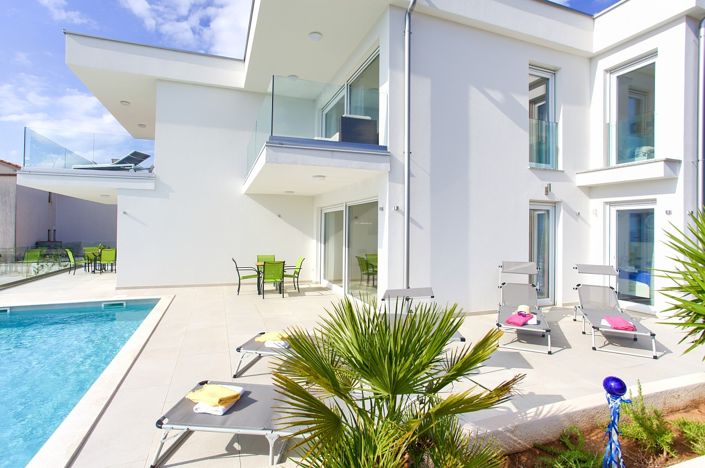 Image No.6-8 Bed Property for sale