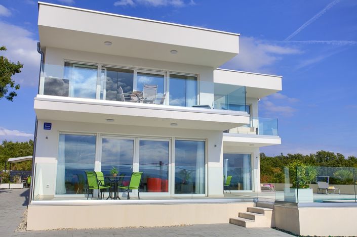 Image No.8-8 Bed Property for sale