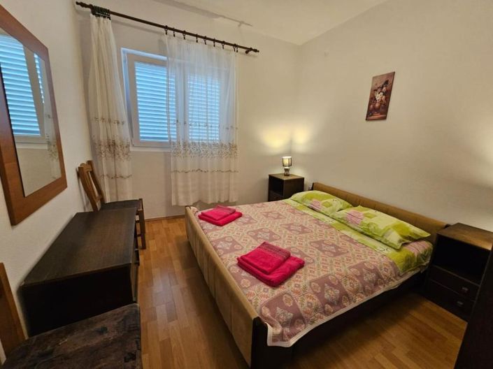 Image No.20-8 Bed Property for sale