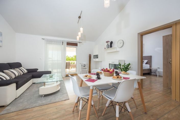 Image No.10-5 Bed Property for sale