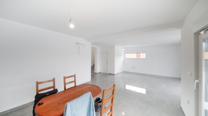 Image No.10-4 Bed Property for sale