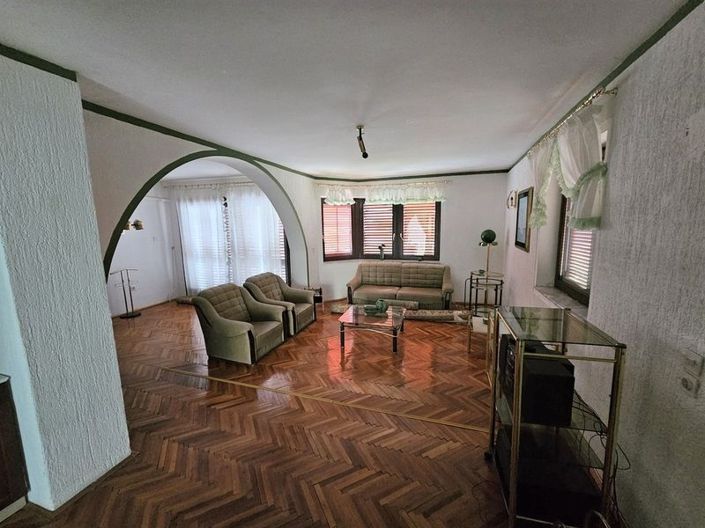 Image No.9-7 Bed Property for sale