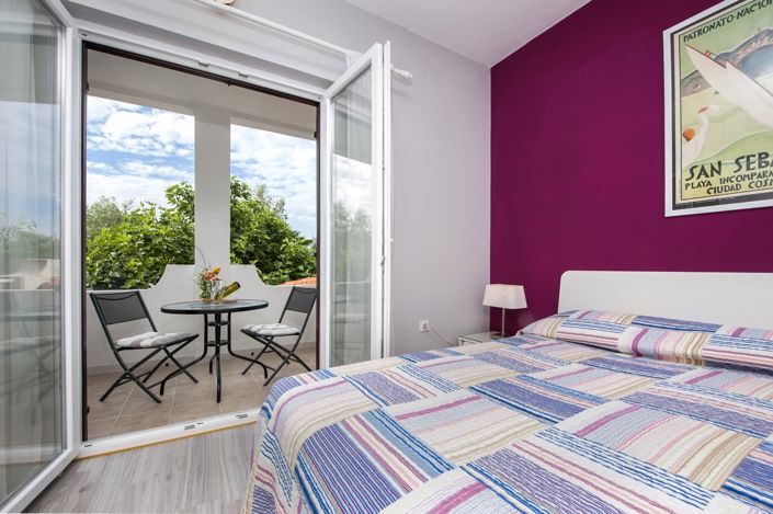 Image No.20-7 Bed Property for sale