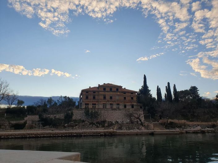 Image No.3-17 Bed Property for sale