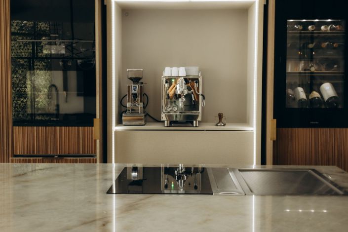 Image No.12-6 Bed Property for sale