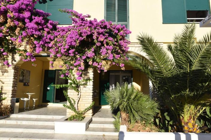 Image No.3-20 Bed Property for sale