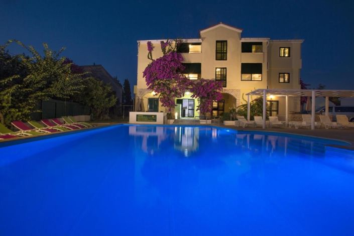 Image No.7-20 Bed Property for sale