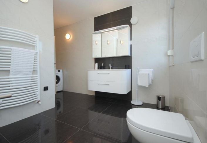 Image No.12-4 Bed Property for sale