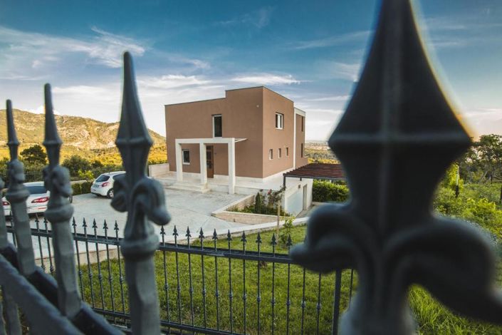 Image No.4-4 Bed Property for sale