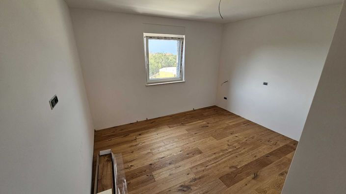 Image No.12-3 Bed Property for sale