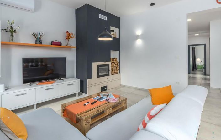 Image No.10-3 Bed Property for sale