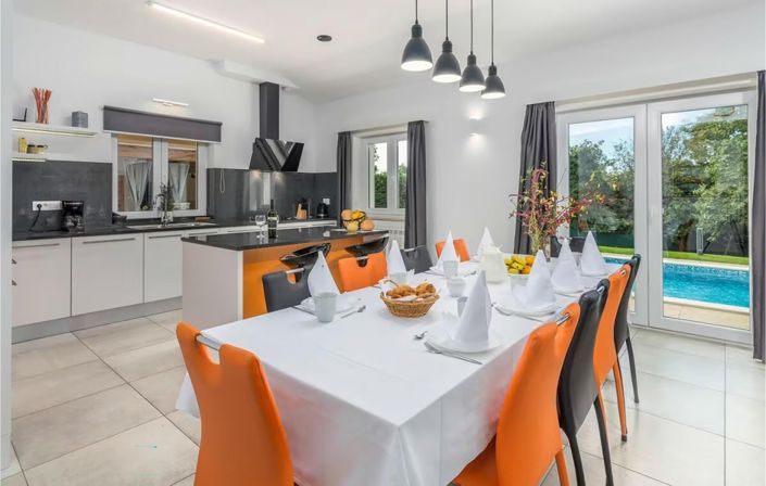 Image No.12-3 Bed Property for sale