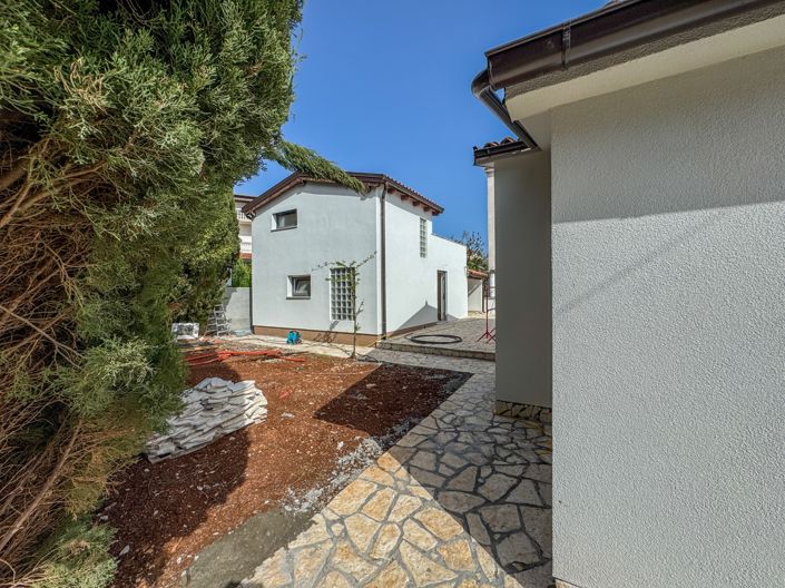 Image No.8-5 Bed Property for sale