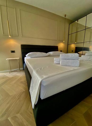 Image No.11-8 Bed Property for sale