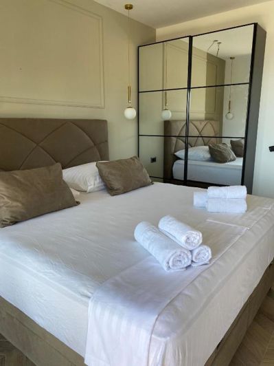 Image No.12-8 Bed Property for sale