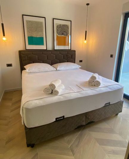 Image No.14-8 Bed Property for sale