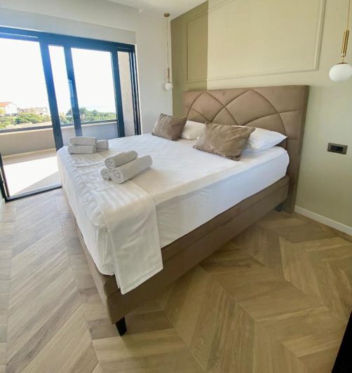 Image No.16-8 Bed Property for sale