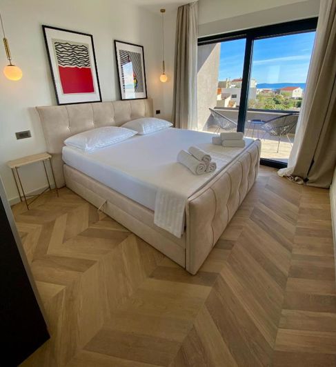 Image No.17-8 Bed Property for sale