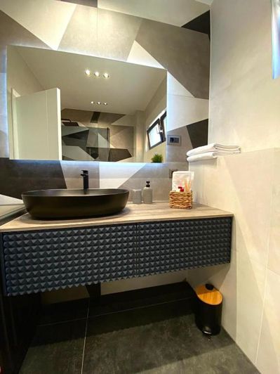 Image No.20-8 Bed Property for sale