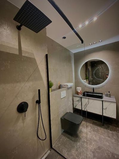 Image No.22-8 Bed Property for sale