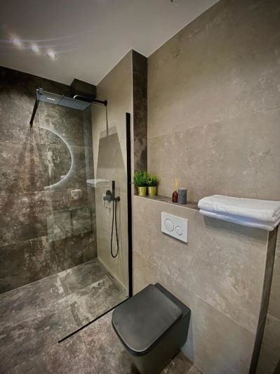 Image No.23-8 Bed Property for sale