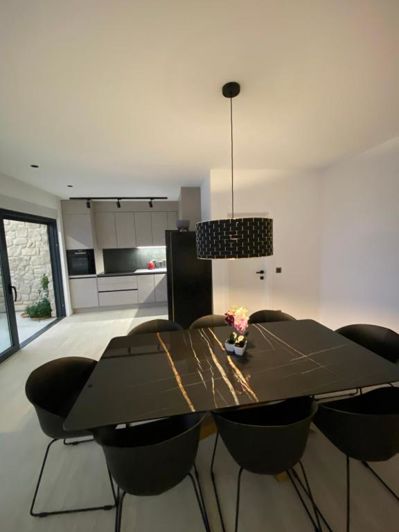 Image No.25-8 Bed Property for sale