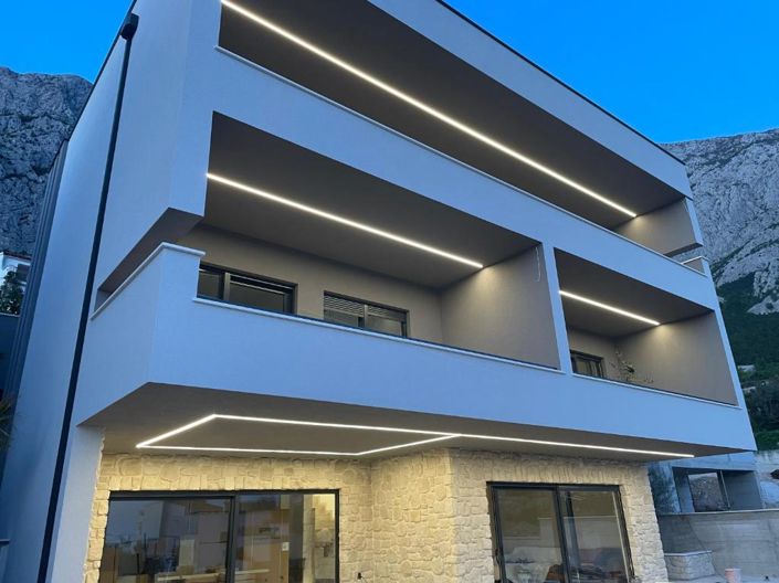 Image No.3-8 Bed Property for sale