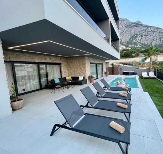 Image No.6-8 Bed Property for sale