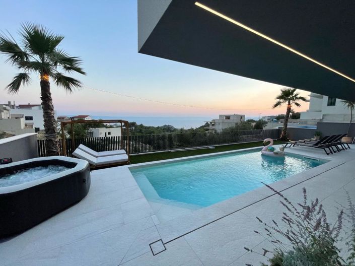 Image No.8-8 Bed Property for sale