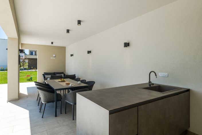 Image No.17-4 Bed Property for sale