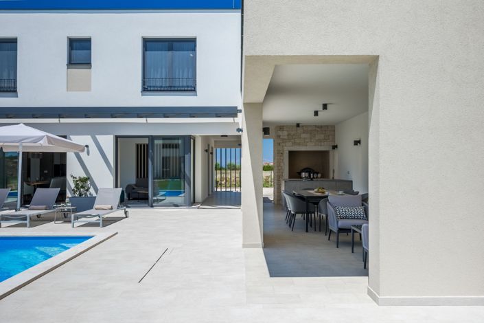 Image No.24-8 Bed Property for sale