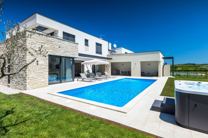 Image No.9-8 Bed Property for sale