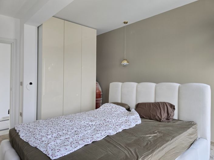 Image No.19-3 Bed Property for sale