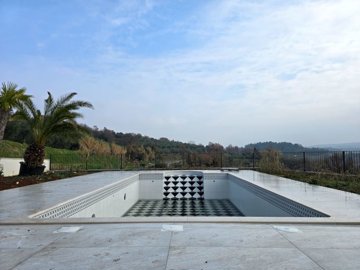 151338-572605