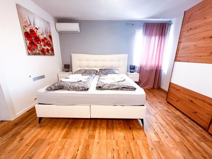 Image No.16-7 Bed Property for sale