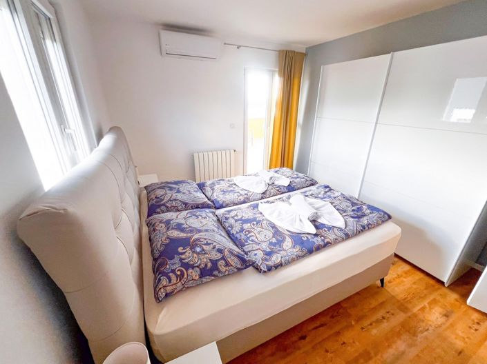 Image No.17-7 Bed Property for sale