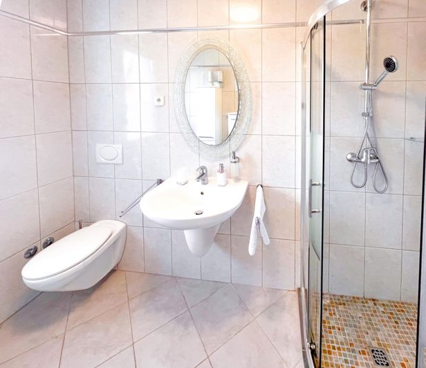 Image No.23-7 Bed Property for sale