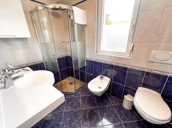 Image No.24-7 Bed Property for sale