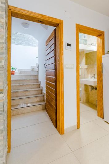 Image No.8-5 Bed Property for sale