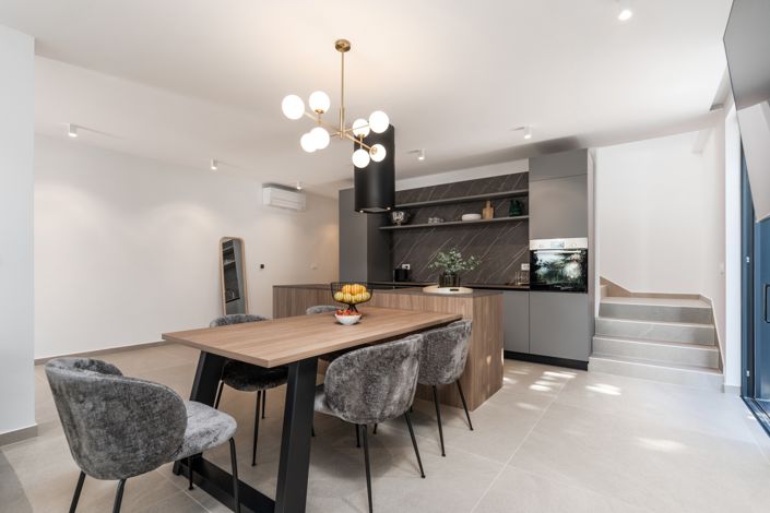 Image No.10-9 Bed Property for sale