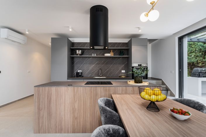 Image No.12-9 Bed Property for sale