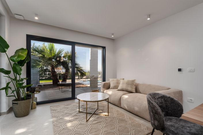 Image No.15-9 Bed Property for sale