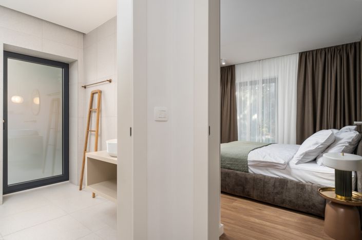 Image No.17-9 Bed Property for sale