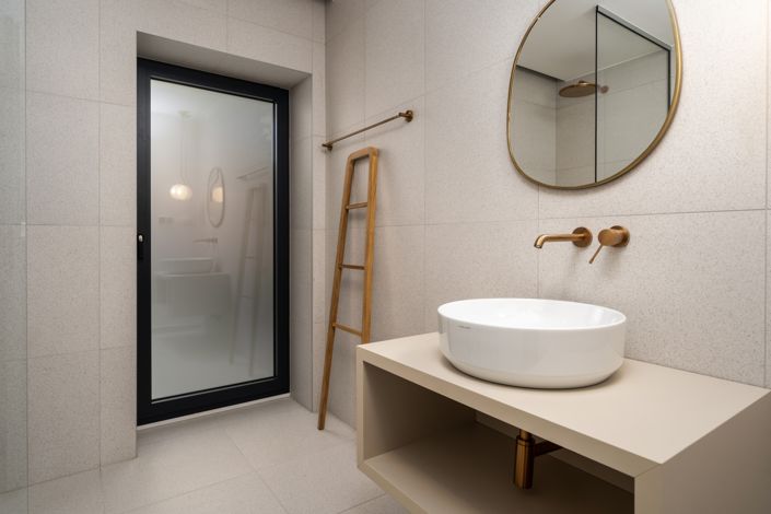 Image No.18-9 Bed Property for sale