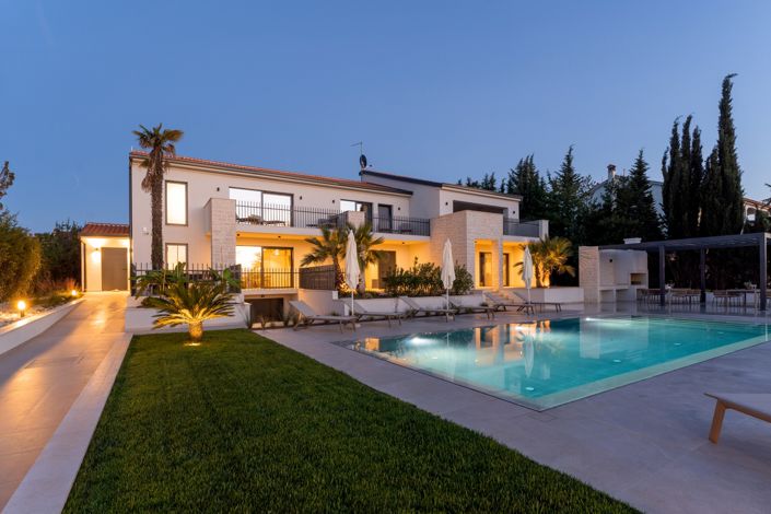 Image No.2-9 Bed Property for sale