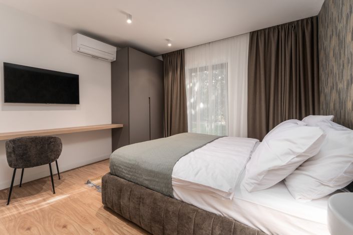 Image No.21-9 Bed Property for sale