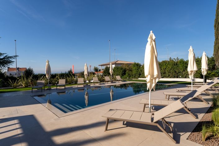 Image No.7-9 Bed Property for sale