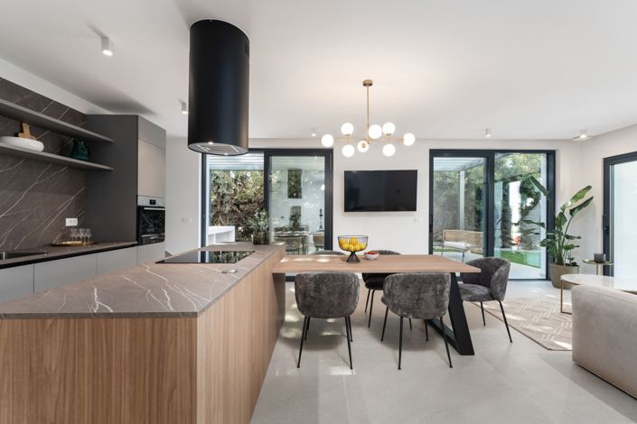 Image No.9-9 Bed Property for sale