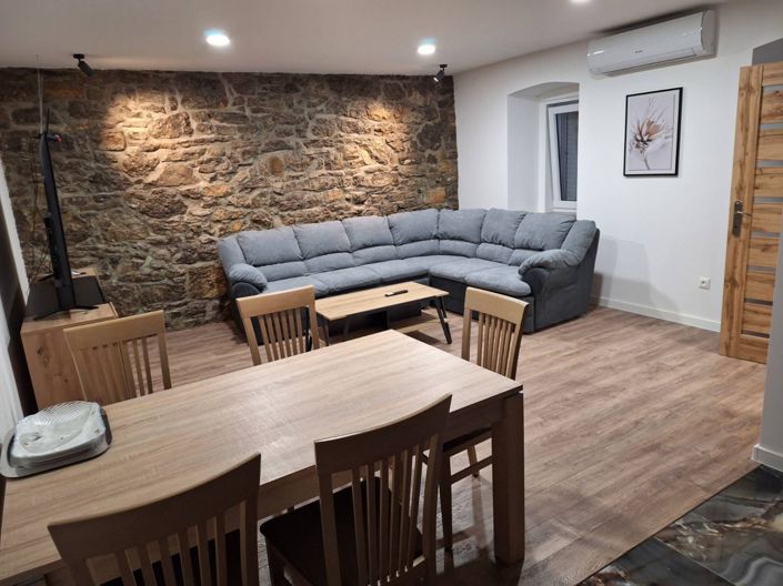 Image No.25-7 Bed Property for sale